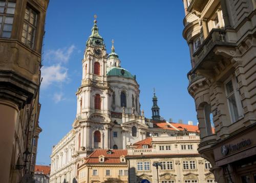 leonhard niederwimmer-prague-7028484 1280