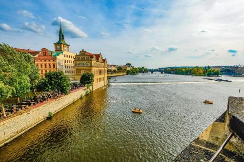 user32212-prague-1912710 1280