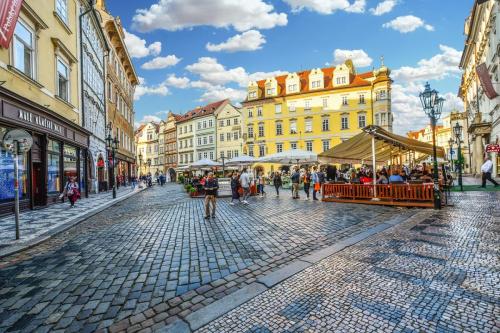 user32212-prague-2229156 1280